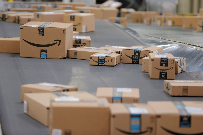 Amazon orders all U.S. employees to mask up at work