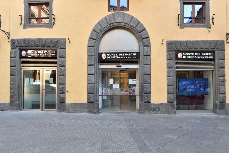 Italy's problem bank casts shadow over Draghi's summer break