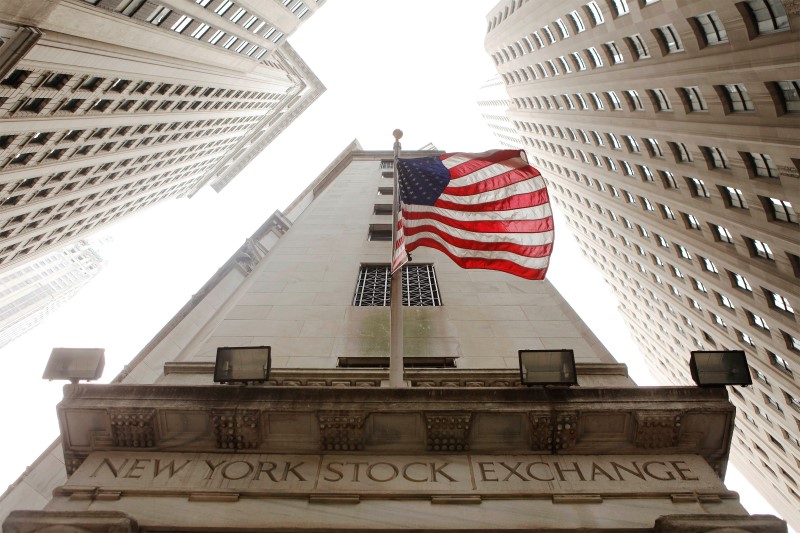 Wall Street Falls at Open on Growth Fears; Dow Jones Down 175 Pts