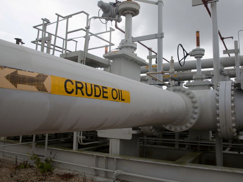 Oil climbs to one-week high on U.S. supply concerns
