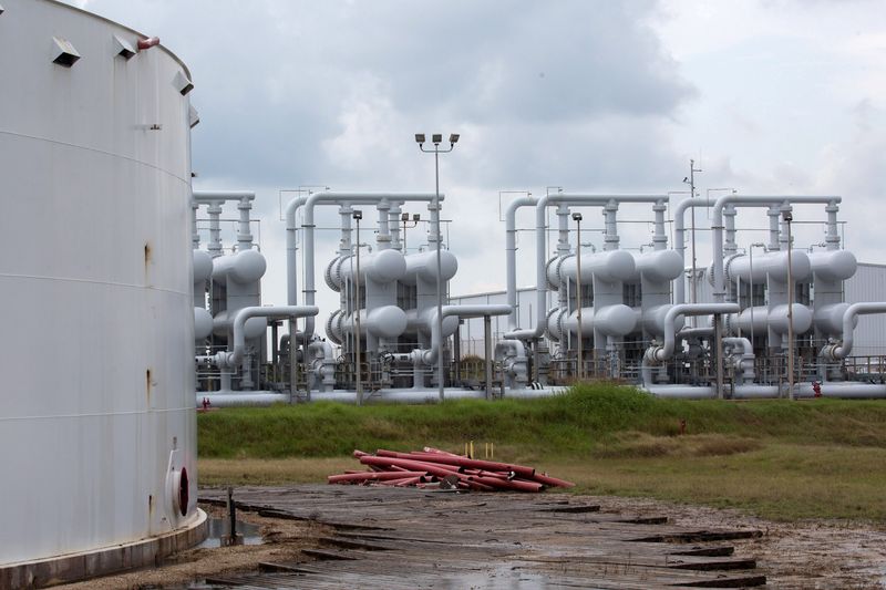 Oil extends gains on worries of U.S. supply disruptions from another storm