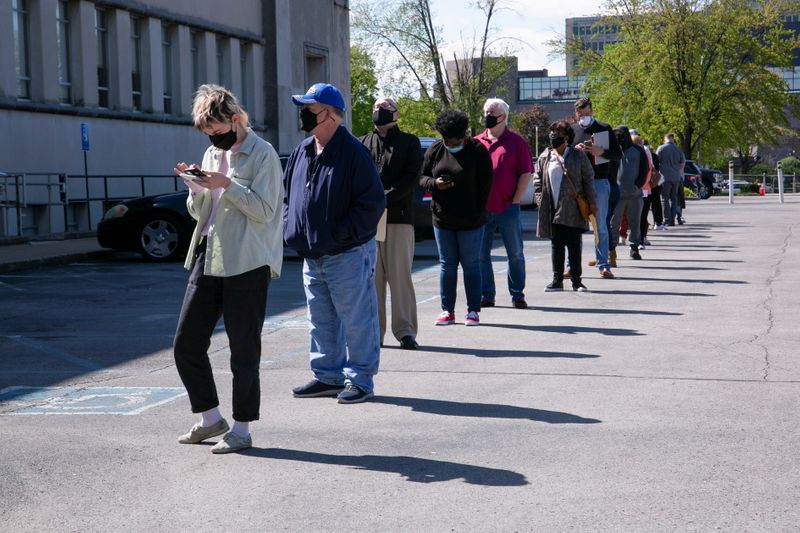 U.S. weekly jobless claims increase; third-quarter growth raised