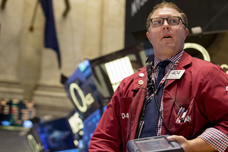 S&P 500 Starts Week With Selloff as Investors Ditch Tech