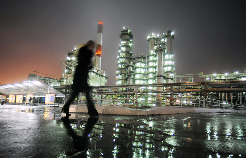 Oil prices fall as weaker China growth, U.S. output stoke demand concerns