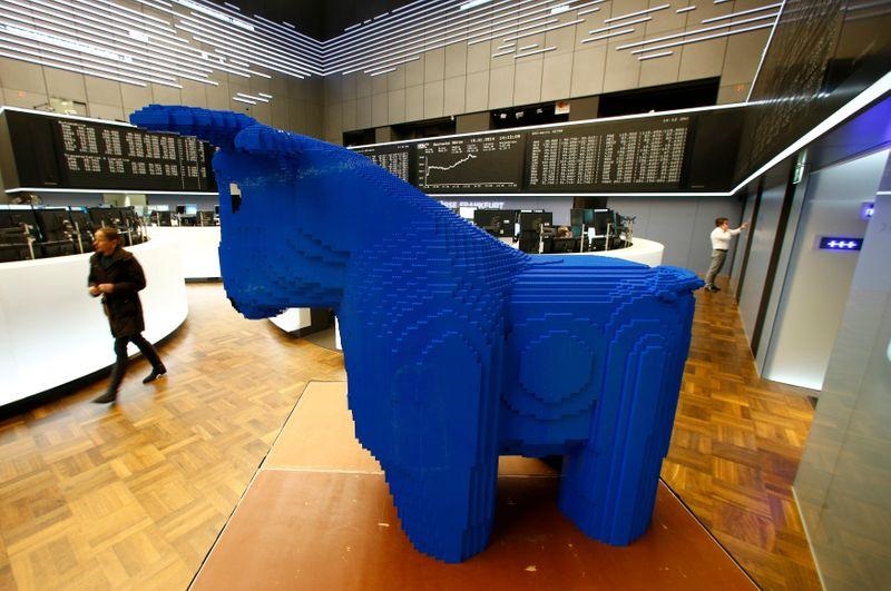 European Stocks Mixed; U.K. Underperforms as Omicron Confidence Rises