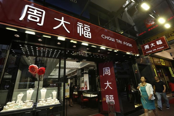 港股异动:香港防疫措施将升级,周大福、长实集团等本地股集体下跌