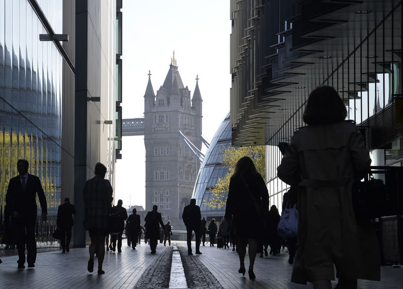 European Stocks Lower; UK Market Outperforms After Strong GDP