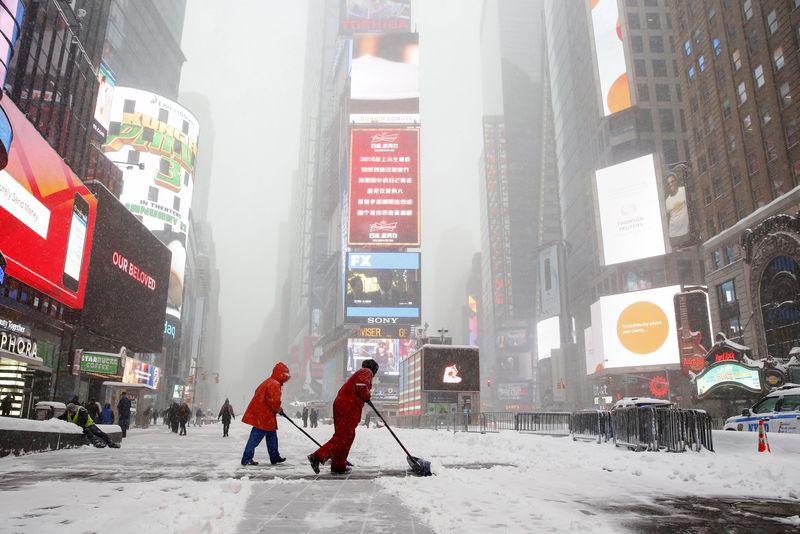 暴风雪袭击美国东部:近28万户停电 数千航班遭取消