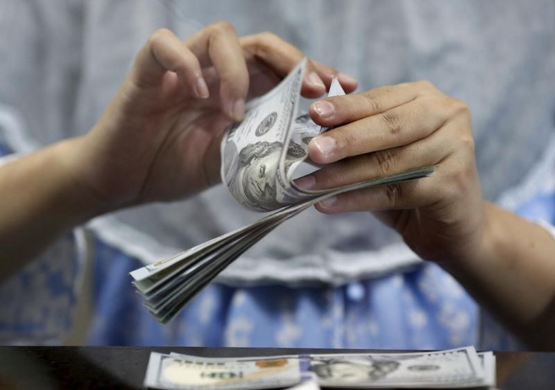 Dollar Posts Small Losses; Geopolitical Risks Provide Support