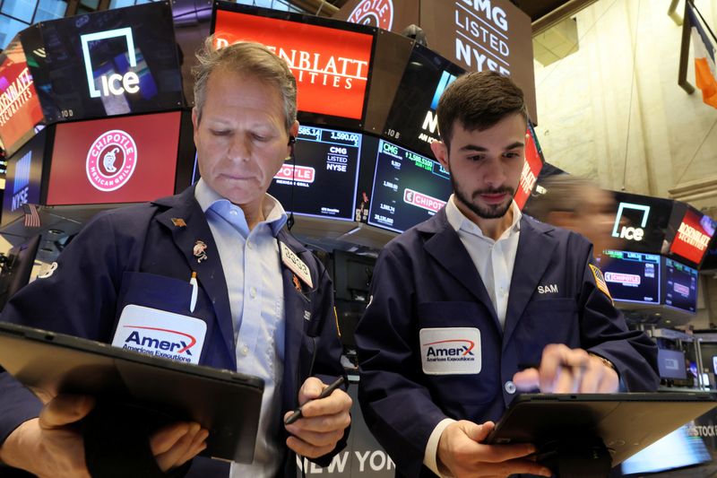 The S&P 500 rebounds, closes slightly higher after Fed minutes