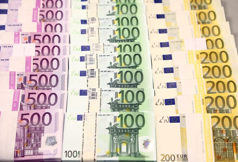 Euro weighed down by waning hopes for peace in Ukraine, kiwi wobbles