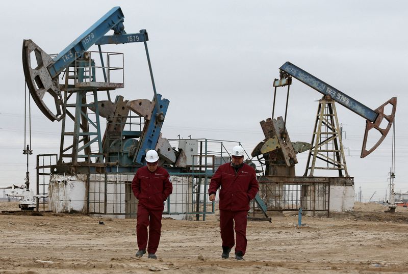 Oil prices fall as market weighs mixed supply signals
