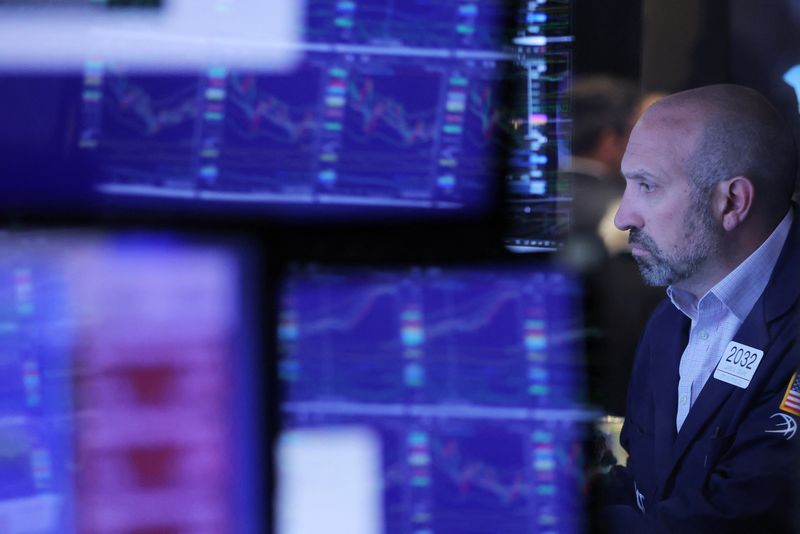 S&P 500 ends below 4,000 for 1st time since March 2021; growth shares lead decline
