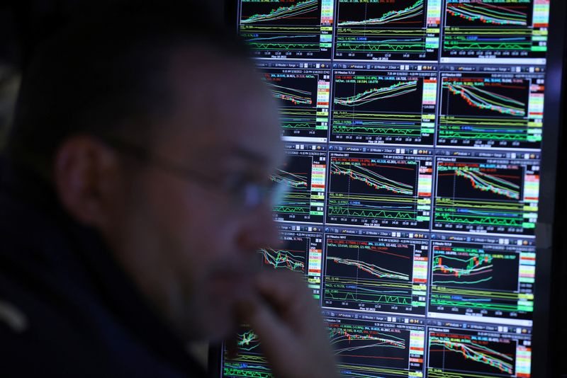 Wall Street ends lower as Cisco and Apple sink