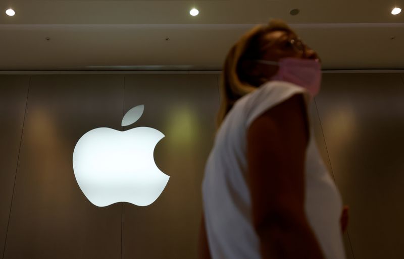 Apple to increase pay for U.S. workers