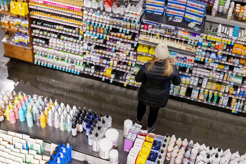 U.S. economy kicks off second quarter on strong note; rise in inflation slowing