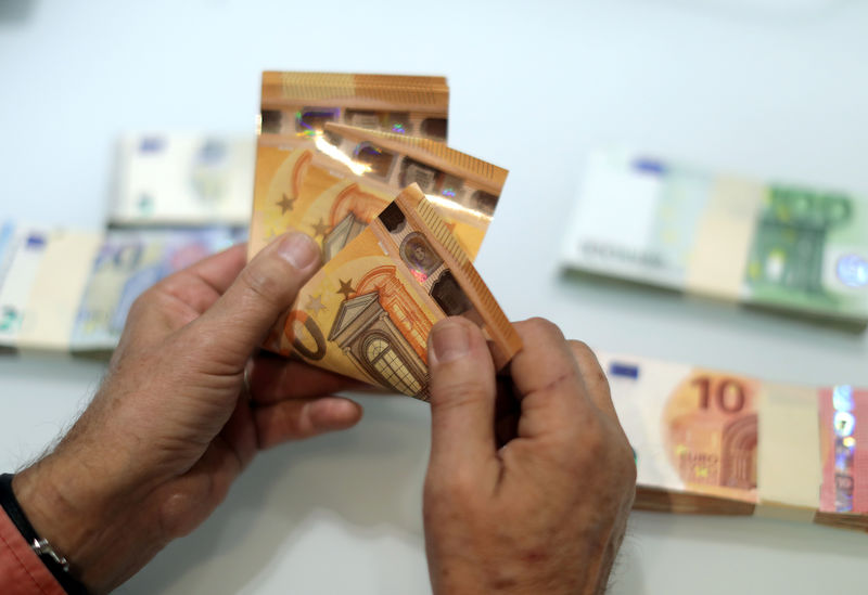 Euro Eyes Boost as ECB Facing Pressure to Ditch Plans for Gradual Hikes