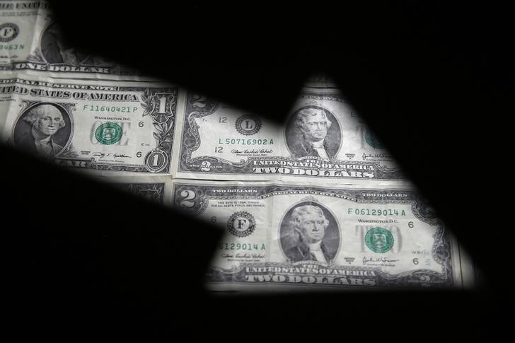 Dollar, Euro Stabilize Ahead of ECB Meeting