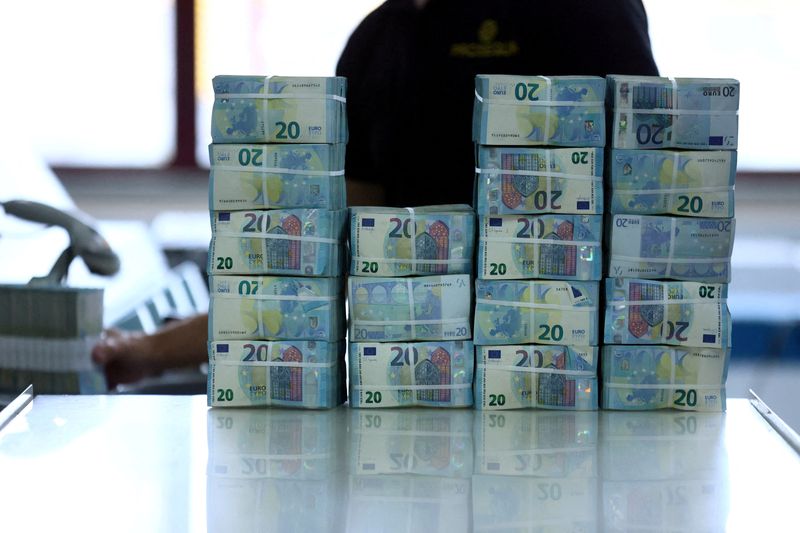 Euro to Slide if ECB Fails to Signal 50 Basis Point Rate Hike on Table