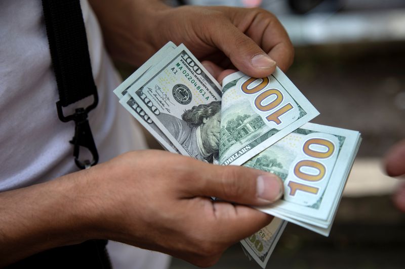 Dollar’s Bullish Reign Won’t Stop Until Fed Pivots, Global Growth Jitters Ease