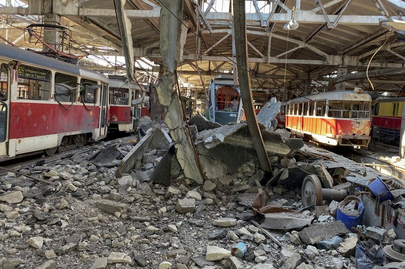 Russia advances in battle for eastern Ukraine city as NATO warns of long war