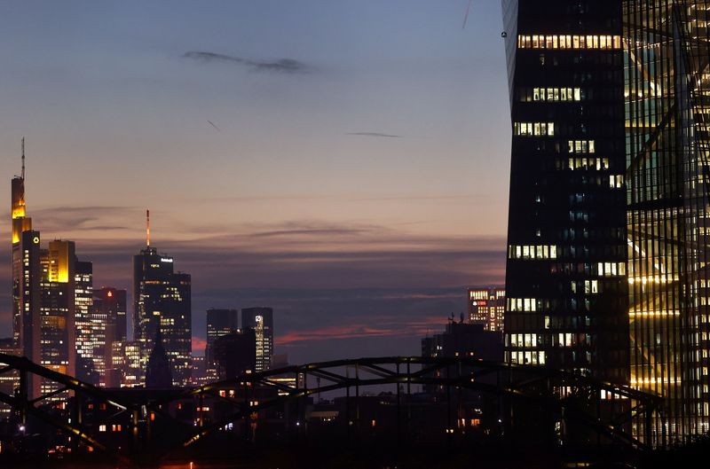 European Markets Hover Near Flatline Ahead of Central Bank Statements