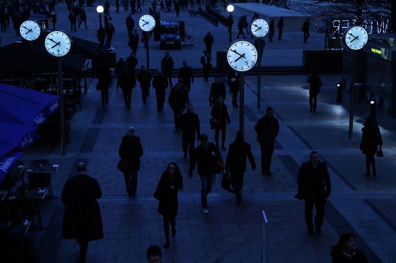 UK pay deals hold at 4% as inflation steams ahead: XpertHR