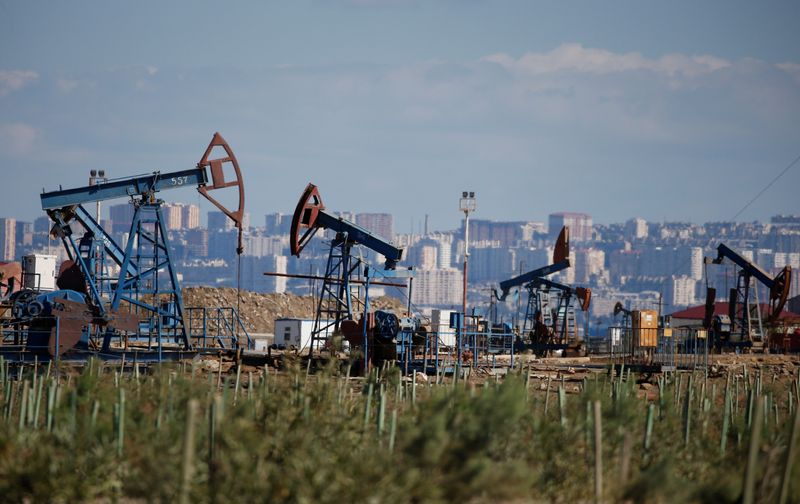 Oil rises on prospects of less aggressive U.S. rate hike