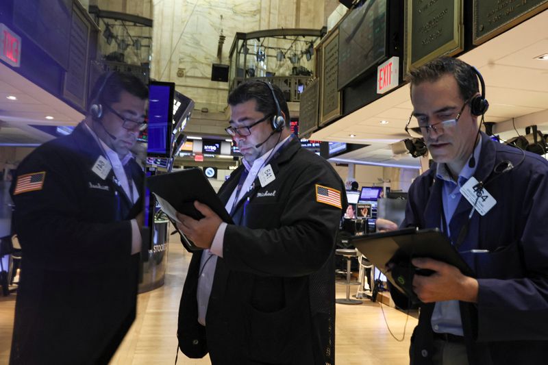 S&P 500, Dow close lower after bank earnings, inflation data