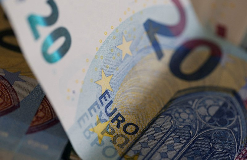 Euro Edges Lower Against Dollar Ahead of Key Fed Decision
