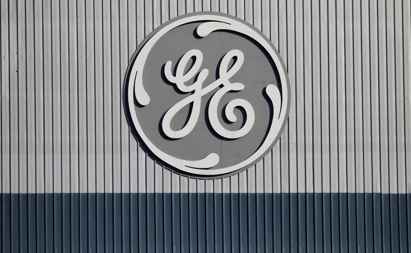 GE cuts free cash flow forecast