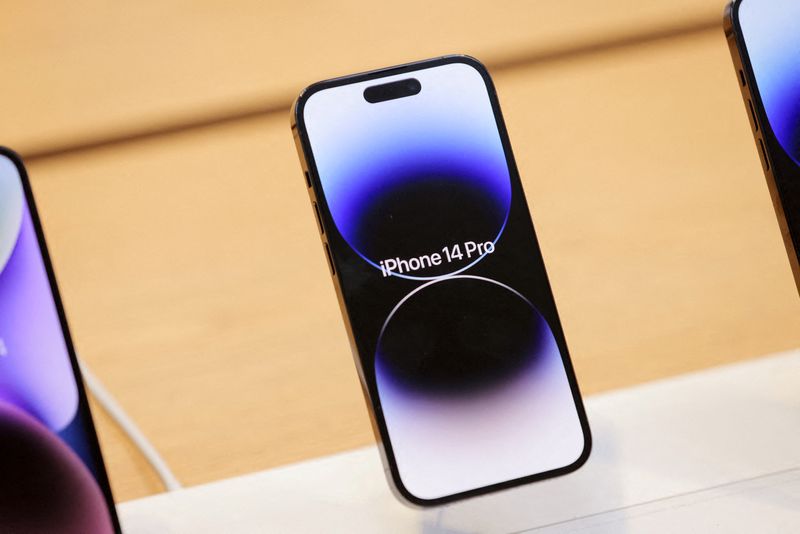 Apple forecasts another drop in revenue, proclaims iPhone production problems over
