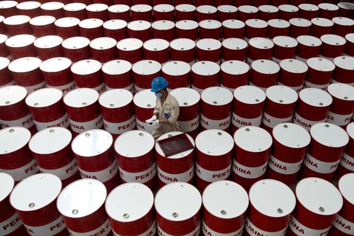 U.S. crude, gasoline stocks show big weekly drop while distillates rise - API