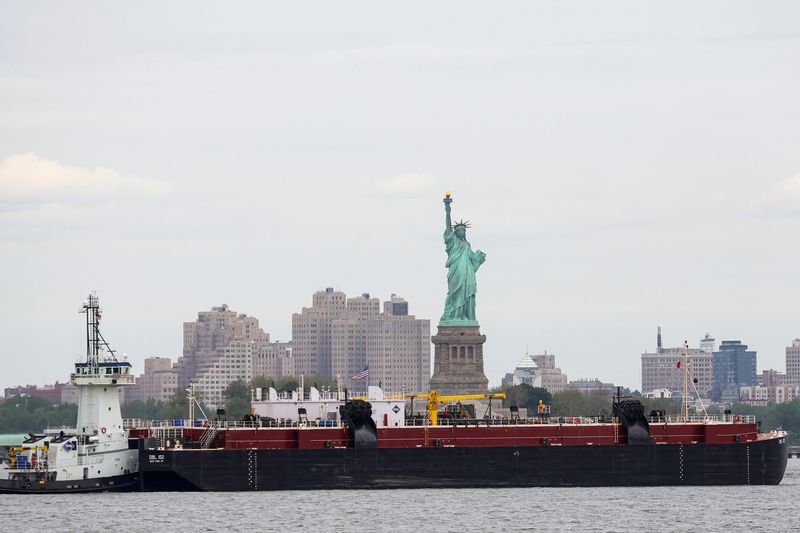Oil rises on U.S. crude draw, Iraqi supply risks