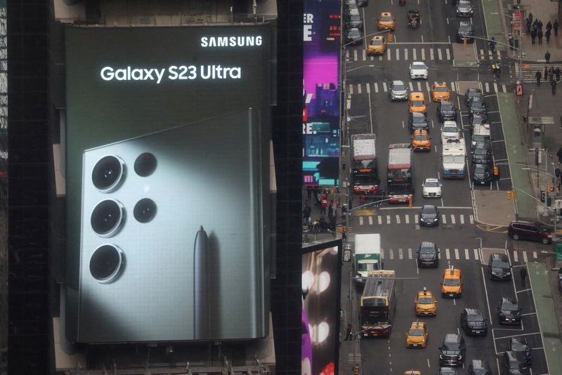 Samsung to cut chip production after 14-year low profit